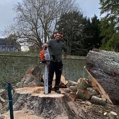 Benjamin Loison élagueur avec tronçonneuse